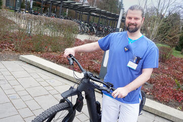 Glücklich mit dem neuen Fahrrad (Bild: Merk)