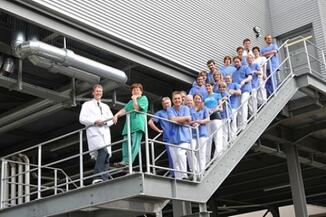 Das Team der Klinik für Anästhesiologie, Intensivmedizin, Notfallmedizin und Schmerztherapie (AINS)