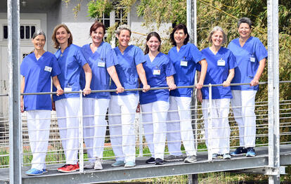 Neonatologie, von rechts Stationsleitung Nadja Göhl mit Team (Bild: GLKN)