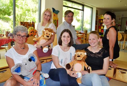 Gemeinsam arbeiten sie zum Wohle von Kindern, die an Diabetes erkrankt sind (vordere Reihe von links nach rechts): Nachtschwester Elsbeth Kampschroer (Gesundheits- und Kinderkrankenpflegerin), Diana Fricker (Gesundheits- und Kinderkrankenpflegerin, Diabetesberaterin in der Weiterbildung), Dr. Sarah Otto (Fachärztin für Kinder- und Jugendmedizin, angehende Diabetologin) sowie (hintere Reihe v.l.n.r.) Carina Scherr (Gesundheits- und Kinderkrankenpflegerin, Diabetesberaterin in der Weiterbildung), Chefarzt Prof. Andreas Trotter und Stephanie Müller-Jungbluth ( Gesundheits- und Kinderkrankenpflegerin, Diabetesberaterin). Auf dem Bild fehlen Kinder- und Jugendmediziner und Diabetologe Dr. Rüdiger Trechow sowie Nicole Glückler (Gesundheits- und Kinderkrankenpflegerin, Diabetesberaterin). Bild: Jagode