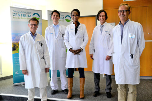 Alle Zentrumsleitungen freuen sich über das gelungene zweitägige Überwachungsaudit 2023: (V.l.n.r.) Prof. Dr. Jan Harder, Leiter des Onkologischen Zentrums, Chefarzt der II. Med. Klinik HBK Singen; Dr. Jens Tonhauser, Stellv. Leiter des Uroonkologischen Zentrums, Leitender Oberarzt Urologie im GLKN; PD Dr. Joanne Nyarangi-Dix, Leiterin des Uroonkologischen Zentrums, Chefärztin der Urologie im GLKN; Dr. Wolfram Lucke, Leiter Brustkrebszentrum und Gynäkologisches Krebszentrum, Chefarzt Frauenklinik HBK Singen; Prof. Dr. Matthias Gundlach, Leiter Darmkrebszentrum, Chefarzt Allgemeinchirurge HBK Singen. (Bild: Jagode)