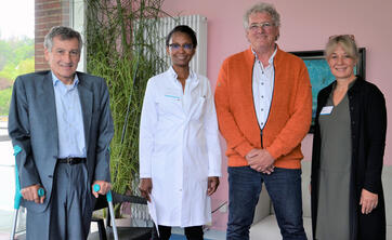 Sie freuen sich, dass die Erstzertifizierung des Harnblasenkrebszentrums geglückt ist: (V.l.n.r.) Auditor Prof. Dr. med. Vittorio Paolucci, PD Dr. Joanne Nyarangi-Dix, Chefärztin der Urologie im GLKN, Wolfgang Wagner, Selbsthilfegruppe Blasenkrebs und Anja Dürr-Pucher, Koordinatorin des Onkologischen Zentrums. (Bild: Jagode)