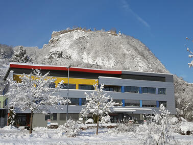 Laborgebäude am HBK Singen mit dem Institut für Pathologie im 2. OG (im Hintergrund der Hohentwiel)