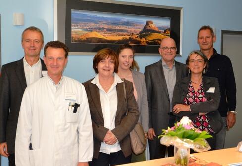 Sie stellten sich in der onkologischen Ambulanz dem Fotografen (von links nach rechts): ev. Seelsorger Christoph Labuhn, Chefarzt Prof. Jan Harder, Brigitte Stadler-Schmid und ihre Tochter, Martin Spitznagel (Vorstand Bürgerstiftung), kath. Seelsorgerin Waltraud Reichle und Thomas Hauser (Vorstand Bürgerstiftung). Bild: aj