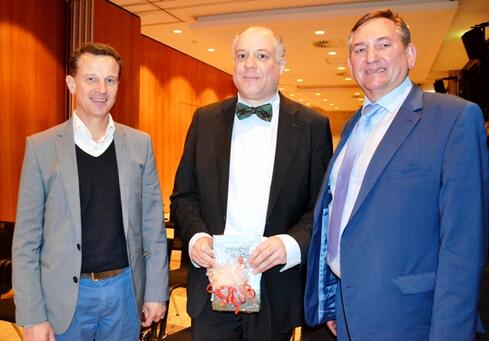 Dem Krankenhaus Singen als gebautes Denkmal für den medizinischen Aufbruch widmete sich Prof. Philipp Osten in seinem Jubiläumsvortrag in der Singener Stadthalle (Bildmitte). Prof. Jan Harder, Leiter des Krebszentrums Singen (li), hat den Referenten nach Singen geholt – sie sind alte Studienfreunde. Geschäftsführer Peter Fischer (re) dankte für einen spannenden und eindrücklichen Vortrag. Bild: aj