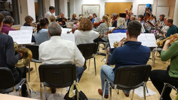 Das GLKN Orchester wurde im November 2016 gegründet und feierte gleich bei seinem ersten Auftritt beim Verbundtag im Milchwerk Radolfzell 2016 einen großen Erfolg. Jetzt gibt es die ersten öffentlichen Konzerte am 16. und 17. November 2019. das Bild zeigt das Orchester bei einer der jüngsten Proben. Bild: Jagode