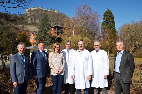 Freude über die Oberarzternennungen bei (vl.n.r.): Claus Bischoff, Personalleiter Klinikum Radolfzell, GLKN-Geschäftsführer Peter Fischer, Oberärztin Dr. Friedericke Eilbracht, Chefarzt Prof. Andreas Trotter, Oberarzt Dr. Martin Zimmermann, Chefarzt Dr. Wolff Voltmer und Peter Boemans, Personalleiter Hegau-Bodensee-Klinikum. Bild: aj