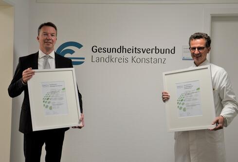 GLKN Geschäftsführer Bernd Sieber freut sich zusammen mit Chefarzt Prof. Jan Harder, Leiter des Onkologischen Zentrums am Klinikum Singen, über die erfolgreiche Rezertifizierung des Krebszentrums und seiner angegliederten Organkrebszentren. Bild: Jagode