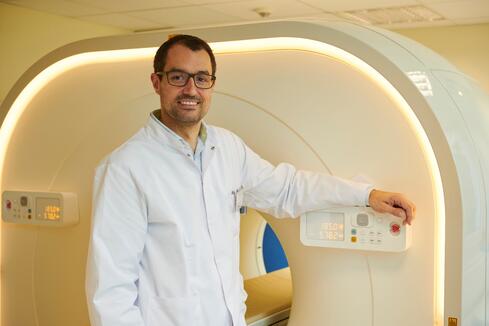Dr. Benjamin Kläsner, Chefarzt der Nuklearmedizin, bezeichnet das neue PT/CT Gerät als „Quantensprung“. Bild: Alexander Sterzik