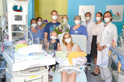 Stolz auf ihre drei Jungs sind die Eltern Maria und Christian Cretnik aus Wahlwies und Schwesterchen Aida (7 Jahre), die ihre kleinen Brüder zum ersten Mal gesehen hat, die Oma, aber auch Chefarzt Dr. Wolfram Lucke (im Bild rechts außen), Hebamme Bärbel Weinert (Bildmitte), Rebecca Sellmann (2.v.r.), Prof. Dr. Andreas Trotter (3.v.r.) und Mitarbeiterinnen des Perinatalzentrums. Bild: Jagode.