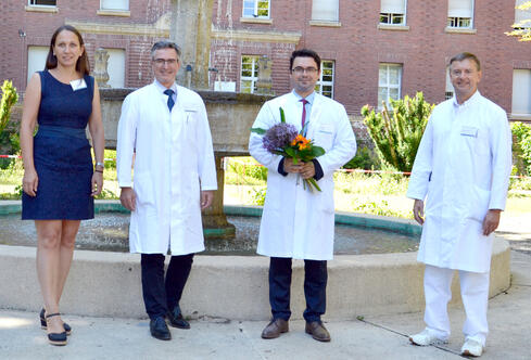 Sie freuen sich gemeinsam über die Oberarzternennung von Elton Thanasi (2.v.r.): Rebecca Sellmann, kfm. Direktorin, Chefarzt PD Dr. Tomas Pfeiffer und Prof. Dr. Frank Hinder, Ärztlicher Direktor HBK (rechts). Bild: Jagode.