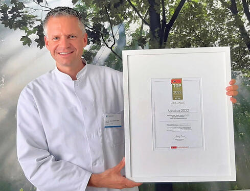 Prof. Hans-Joachim Kabitz präsentiert stolz die Focus-Auszeichnung (Bild: GLKN/Jagode)