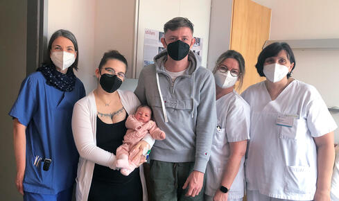 Über das diesjährige Neujahrsbaby im Landkreis Konstanz freuen sich (v.l.n.r.): Hebamme Petra Heidt, Mutter Fabienne Jäck-Frütsche, Melissa Frütsche, Vater Steffen Frütsche, Hebamme Heike Rossatti und Stationsleitung der Mutter-Kind-Einheit Valeria Aulisio. Bild: Gesundheitsverbund