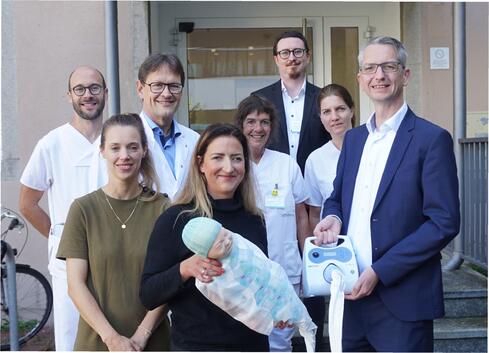 Hanna Foder und Julia Walter-Herrmann vom Vorstand des Fördervereins Kinderklinik Konstanz) (1. Reihe v.l.) sowie Martin Schuhmacher vom Vorstand der Bürgerstiftung Westlicher Bodensee zeigen die Bilicocoon-Spende, die sie der Konstanzer Kinderklinik gemacht haben. Über die Spende freuen sich (v.l.n.r.) Oberarzt Emmanuel Paquerreau , Chefarzt PD. Dr. Peter Meißner, Ltd. Oberärztin Dr. Karin Waldecker und Oberärztin Dr. Stefanie Adams sowie Thomas Beringer, Kaufmännischer Direktor des Klinikums Konstanz (letzte Reihe). Bild: Werner Merk