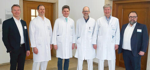 Glückwünsche und ein großes Dankeschön gab es bei der Bestellung des neuen Ärztlichen Direktoriums am Klinikum Konstanz (v.l.n.r.): GLKN-Geschäftsführer Bernd Sieber, der neue stellv. Ärztliche Direktor Prof. Dr. med. Björn Gunnar Ochs, der verabschiedete Ärztliche Direktor Prof. Dr. med. Marcus Schuchmann, der stellv. Ärztliche Direktor Prof. Dr. med. Ivo Quack, der neue Ärztliche Direktor Prof. Dr. med. Wolfgang Krüger und der Direktor Medizin und Pflege im GLKN, Prof. Dr. med. Moritz Wente. Bild: Lambert.