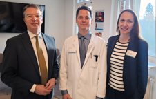 Geschäftsführer Bernd Sieber, Dr. med. Jens Tonhauser und Rebecca Sellmann (Kfm. Direktorin HBK Singen) (Bild: GLKN)