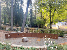 Gedenkstelle auf den Waldfriedhof in Singen. Es ist ein Ort der Erinnerung für alle Frauen und Männer, die auf ihrem Lebensweg ein Kind verloren haben. Bild: Elisabeth Paul.